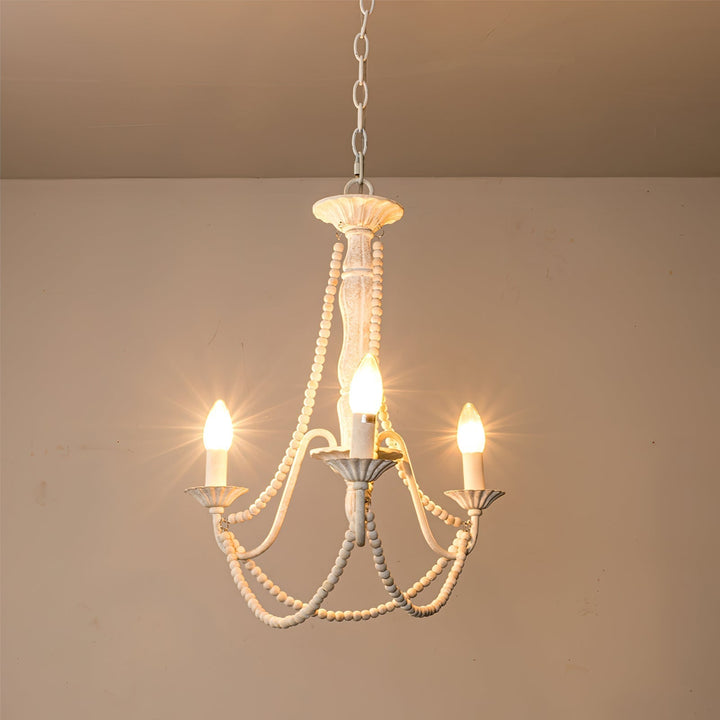 Diseño elegante de lámpara colgante candelabro mate, tres brazos. Aporta estilo vintage moderno al hogar.