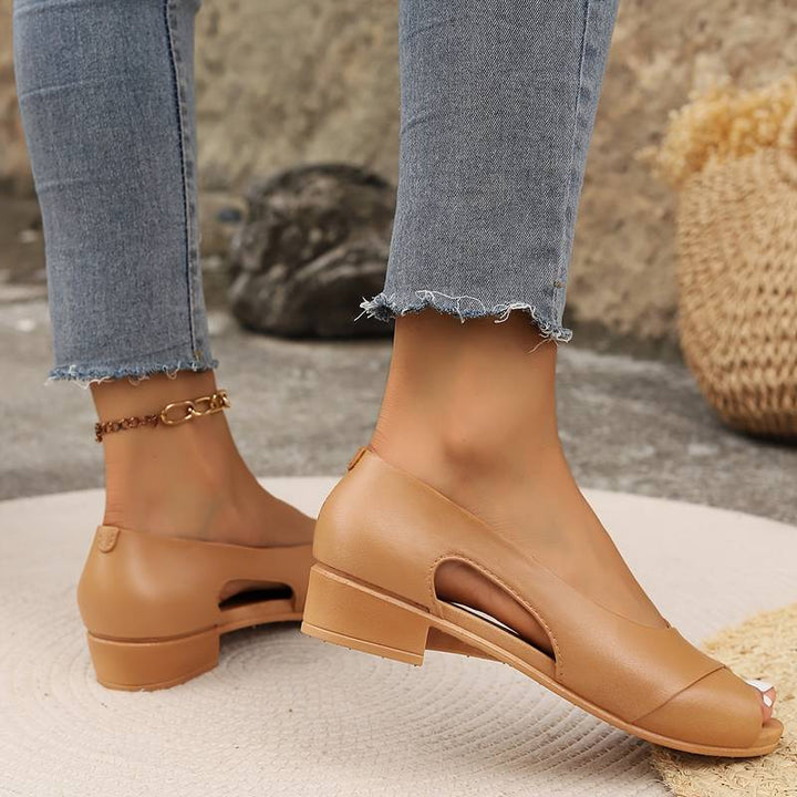 Zapatos de mujer destalonados con punta abierta y tacón bajo. Diseño versátil y elegante para cualquier ocasión.