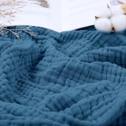 Textura de gasa en manta ultraligera de algodón orgánico, ideal para ambientes frescos y de verano.