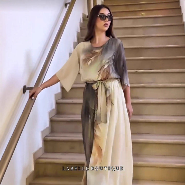 Elegante vestido maxi de gasa estampada para mujer, con silueta fluida. Ideal para ocasiones especiales.
