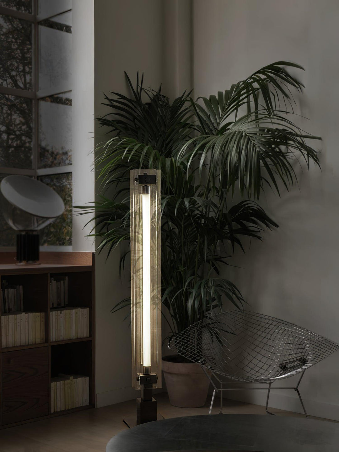 Lámpara de pie M29 con vidrio, estilo moderno, versátil para decoraciones industriales y contemporáneas.