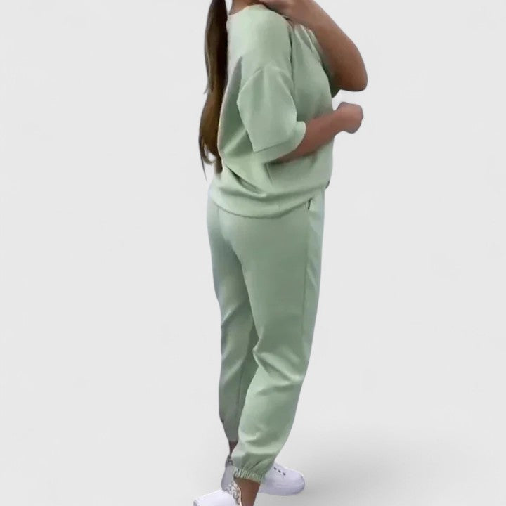 Conjunto relax de verano para mujer, dos piezas cómodas: blusa ligera y pantalón fluido.