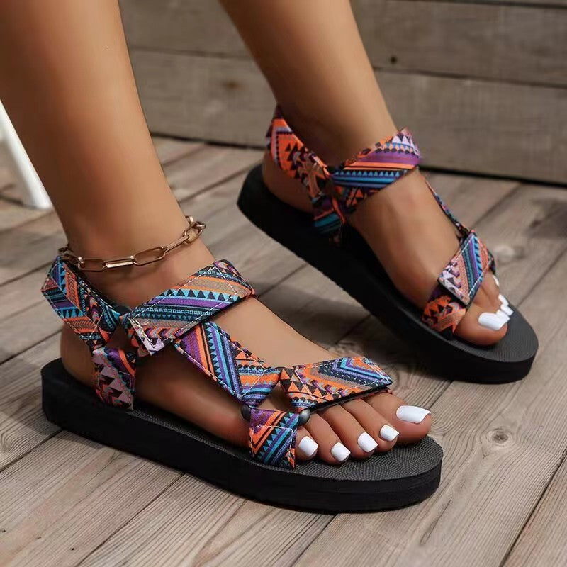 Sandalias de playa étnicas para mujer. Calzado de verano cómodo con estilo casual y diseño tribal. Ideal para vacaciones.