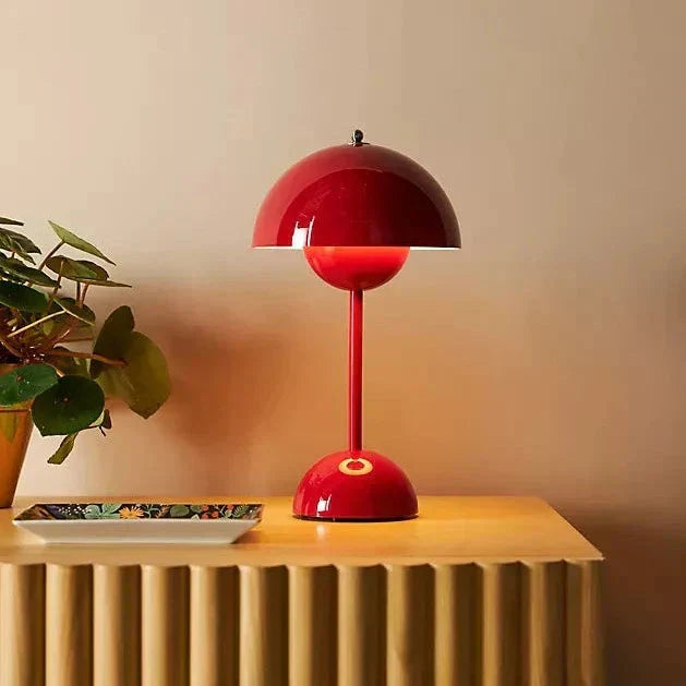 Lámpara LED de mesa elegante. Para decoración moderna, ofrece iluminación ambiental ajustable.