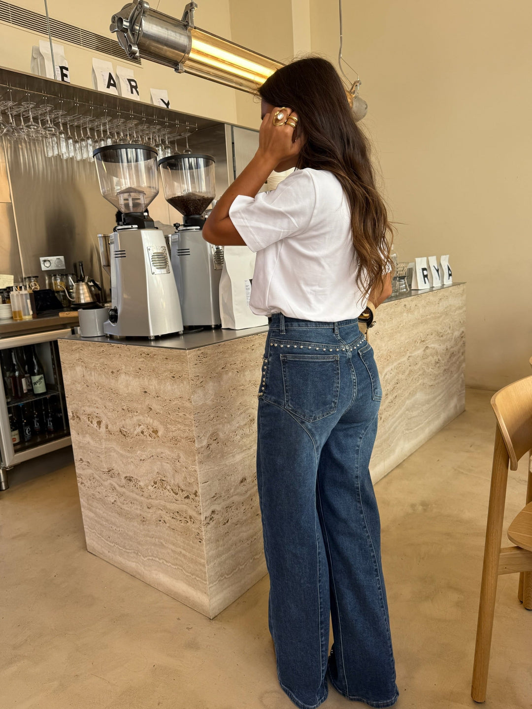 Pantalones de mezclilla pata de elefante para mujer, con detalle de tachuelas. Moda casual y chic.