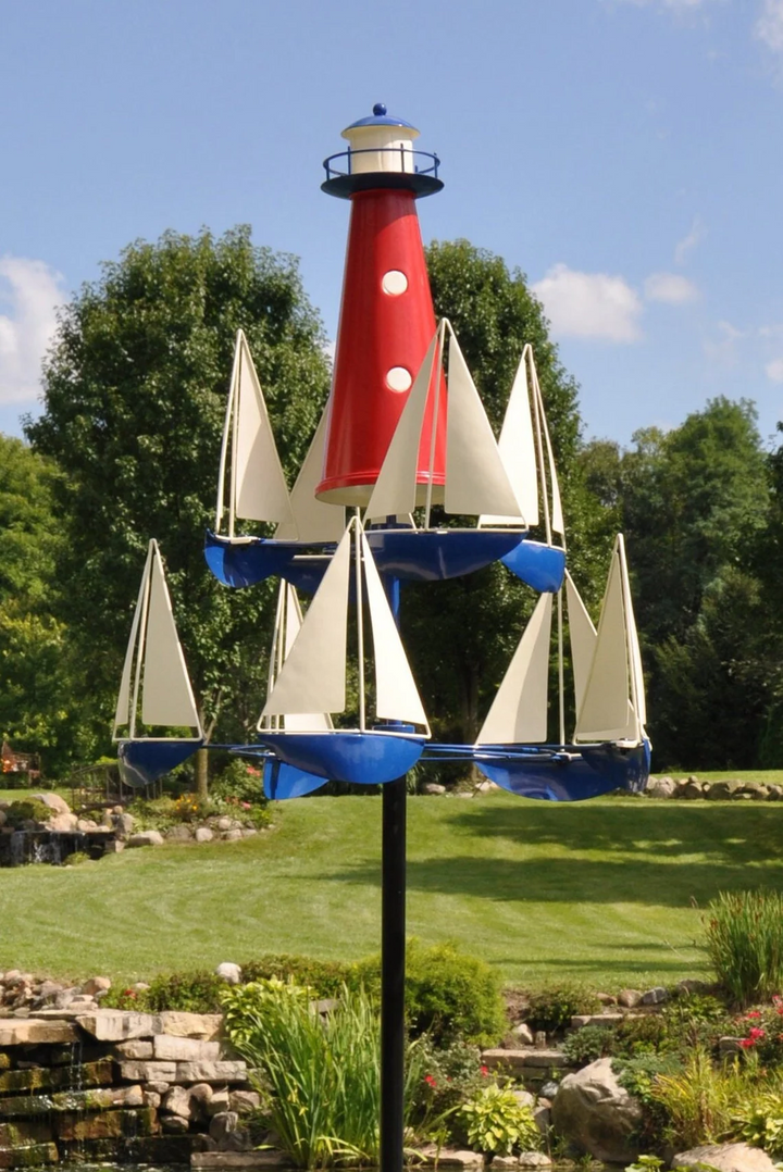 Molinillo de viento cinético náutico para patio. Escultura de jardín de metal en rojo, blanco y azul.