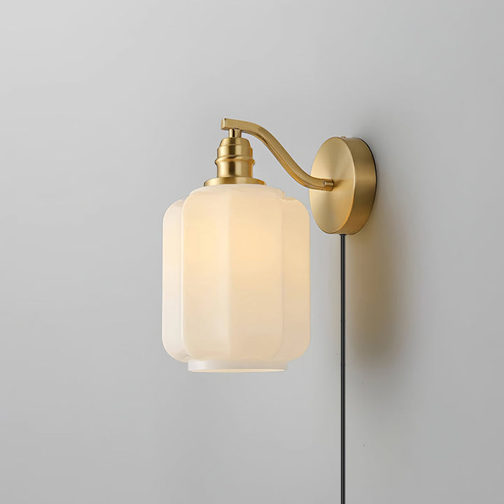 Estilo nórdico moderno con lámpara de pared. Enchufable, latón y vidrio, para un hogar con encanto.