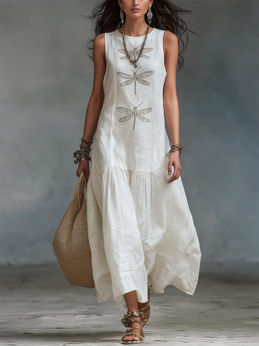 Mujer usando vestido largo de lino y algodón con bordado de libélulas. Prenda casual bohemia de verano.