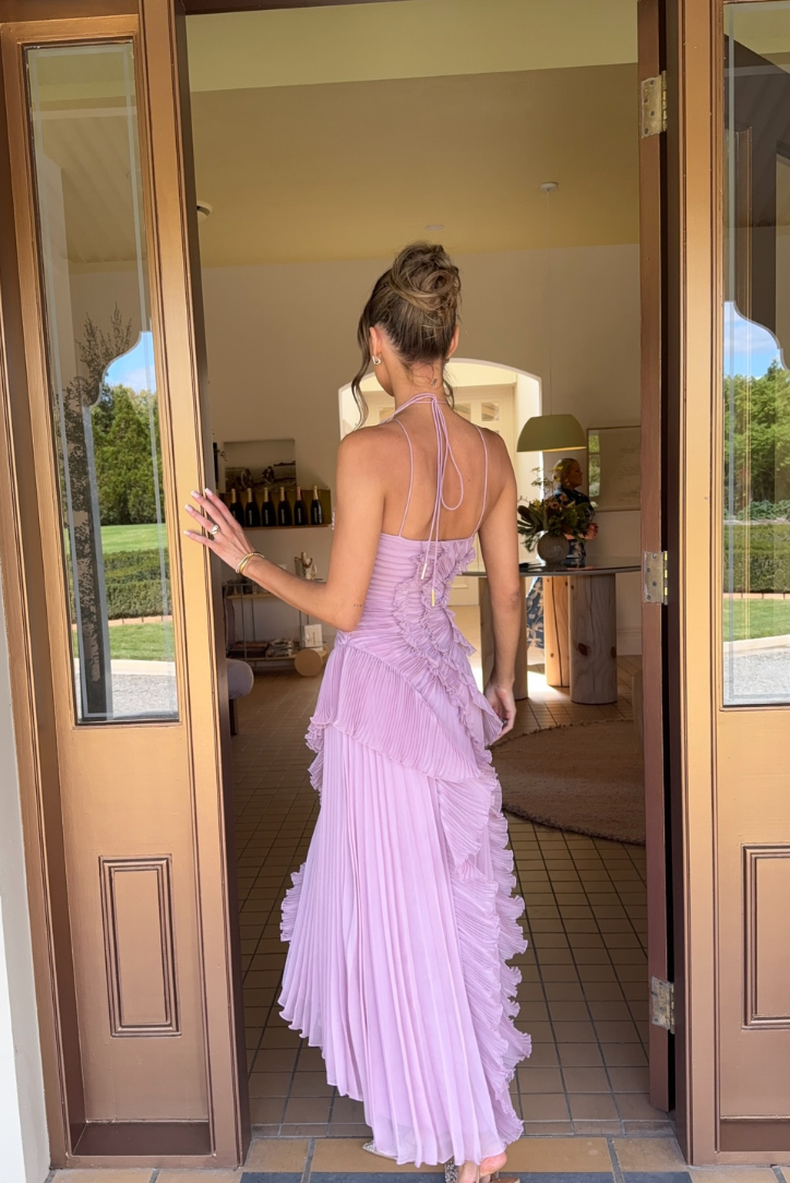 Moda femenina: vestido largo morado con volantes, escote halter y falda plisada. Ideal para el verano.