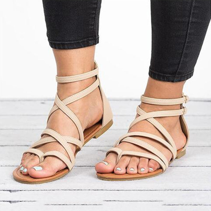 Sandalias planas elegantes para mujer con correas cruzadas, ideales para verano, playa y moda casual cómoda.