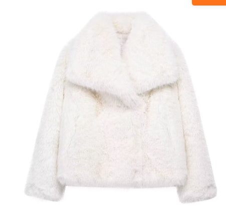 Moda femenina: abrigo de pelo sintético, ideal para el frío invernal.