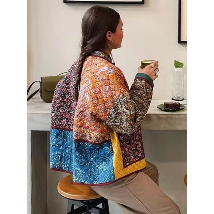 Abrigo floral retro chic para mujer. Estampado vintage acolchado, ideal para moda de invierno elegante con bolsillos.