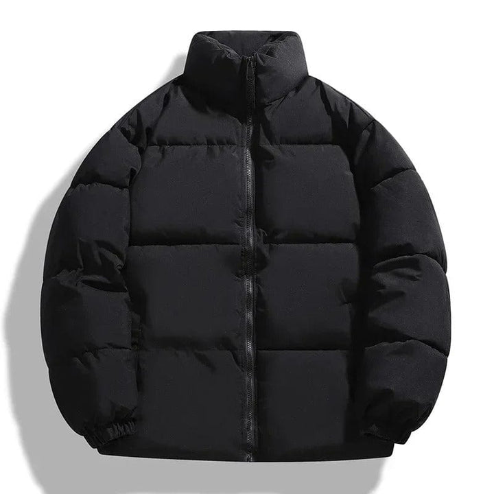 Hombre vistiendo chaqueta acolchada de invierno, cuello alto. Protección contra el frío, ropa exterior de tendencia.