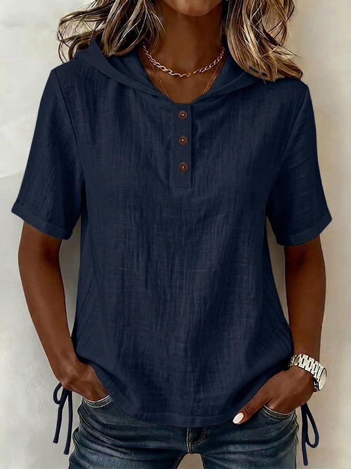 Top de manga corta para mujer, diseño casual con capucha y botones, ropa cómoda y fresca.