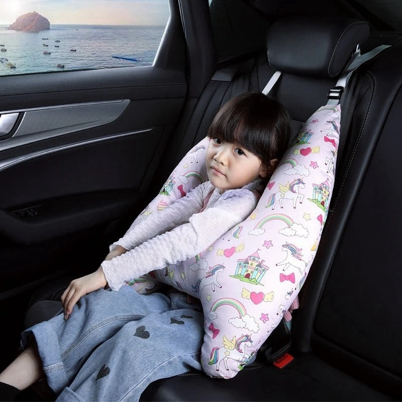 Almohada de viaje con seguridad. Soporte cervical para niños en el coche, garantizando descanso.