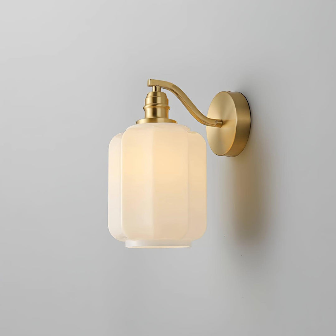 Iluminación funcional y decorativa: lámpara de pared compacta de latón y cristal.