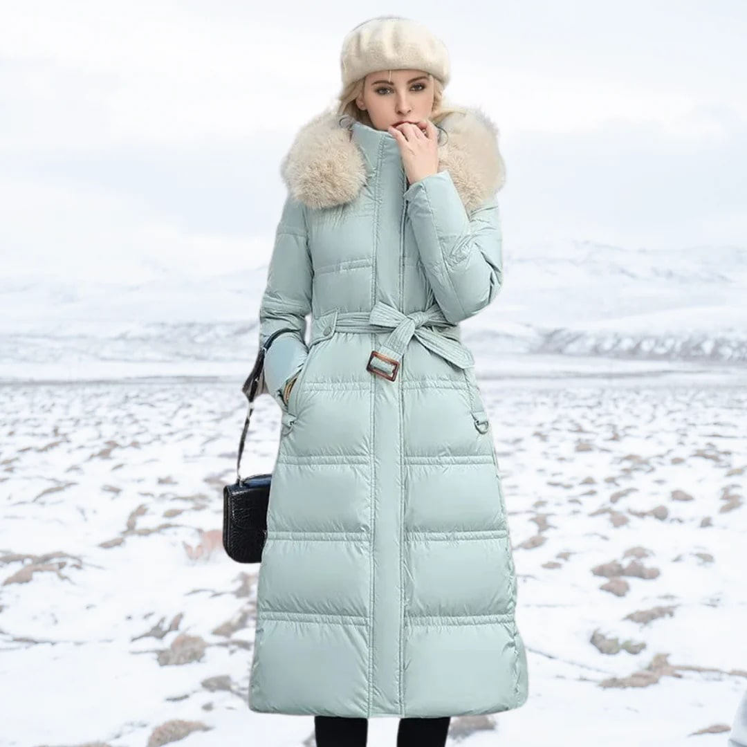 Mujer luciendo abrigo largo de invierno, con capucha, para exteriores. Cálido, elegante y a la moda.