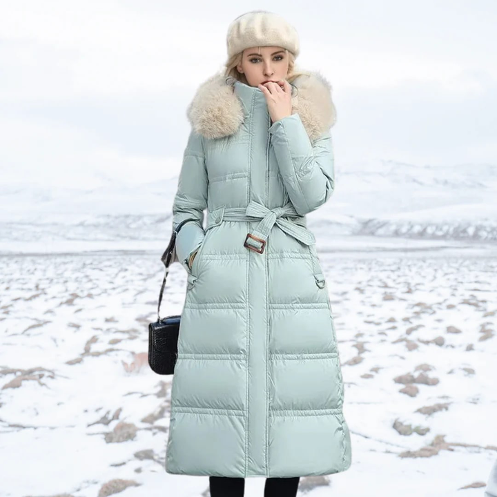 Mujer luciendo abrigo largo de invierno, con capucha, para exteriores. Cálido, elegante y a la moda.