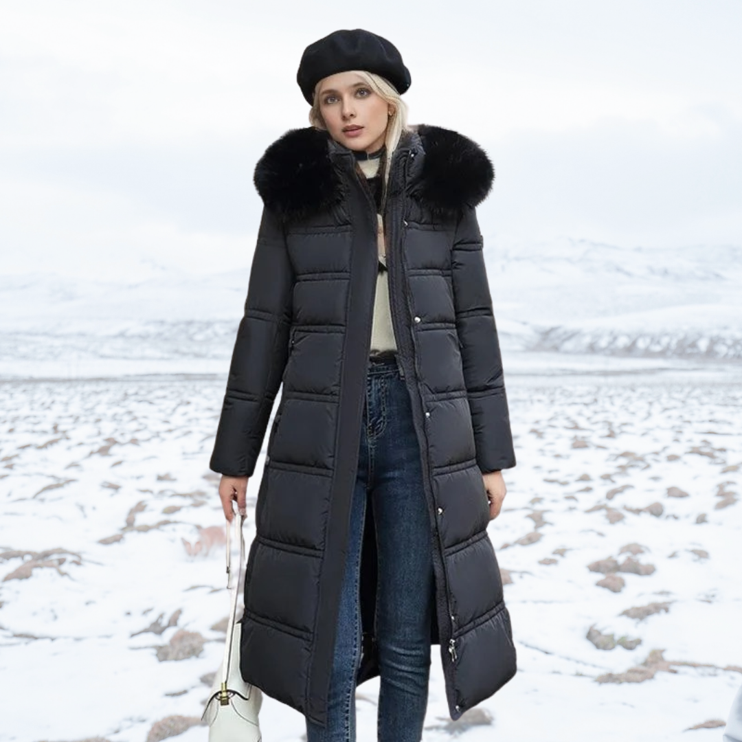 Mujer vistiendo abrigo largo de moda con capucha, diseño casual y cómodo para el frío invernal.