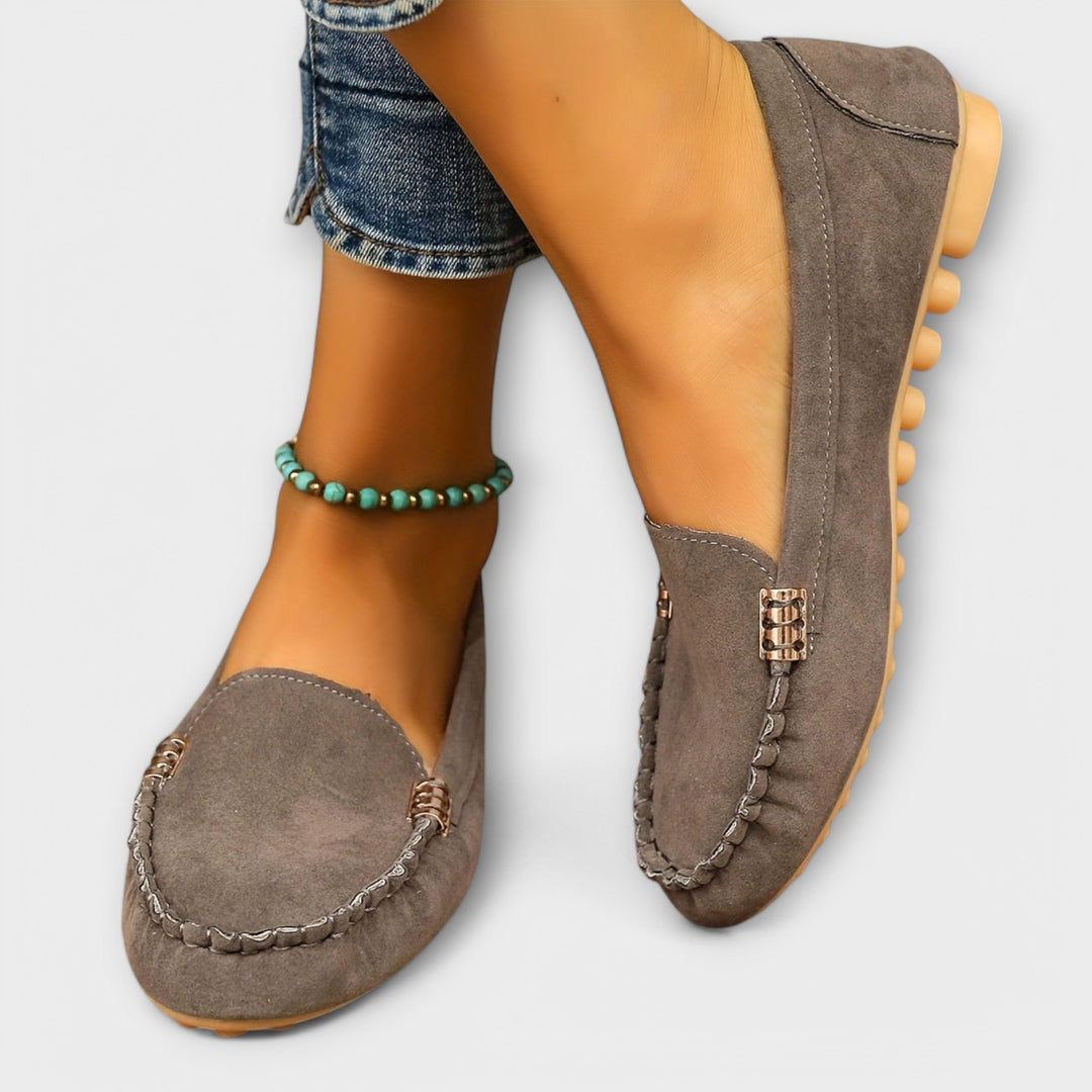 Sabot mocasín para mujer, calzado casual que combina comodidad diaria y un toque chic de moda.