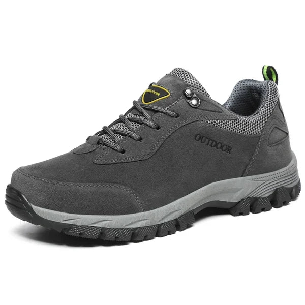 Zapatos ortopédicos negros de hombre, diseñados para aliviar el dolor de pies y proporcionar soporte.