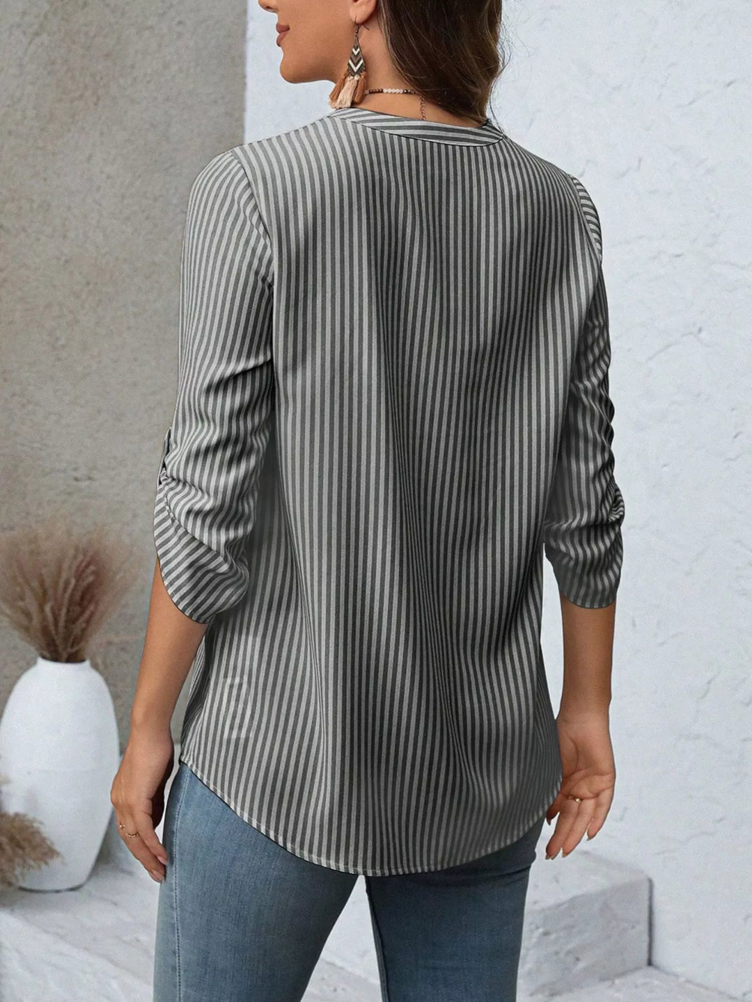Blusa casual-elegante de mujer, rayas azules, cuello V, manga larga que se puede enrollar.