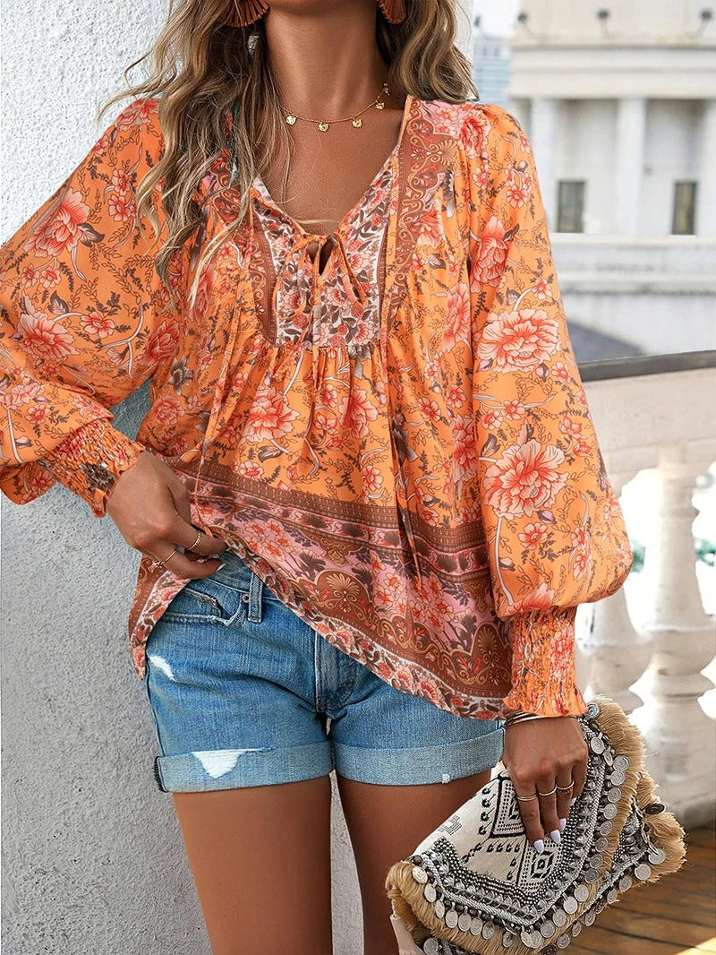 Top femenino fresco con estampado floral, ideal para el calor del verano, moda casual.