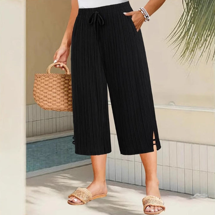 Detalle de pantalones fluidos de verano para mujer, pierna ancha y tejido ligero para máxima comodidad.