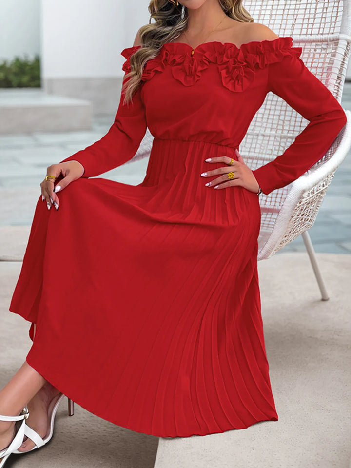 Mujer luciendo elegante vestido midi plisado rojo con hombros descubiertos y volantes. Perfecto para fiestas.