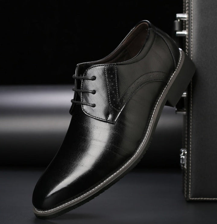 Zapatos Oxford negros para hombre con cordones, ideales para oficina y estilo formal. Soporte postural y confort duradero.