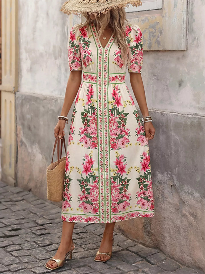 Vestido midi fucsia con estampado floral y escote en V, estilo fresco y casual para mujer.