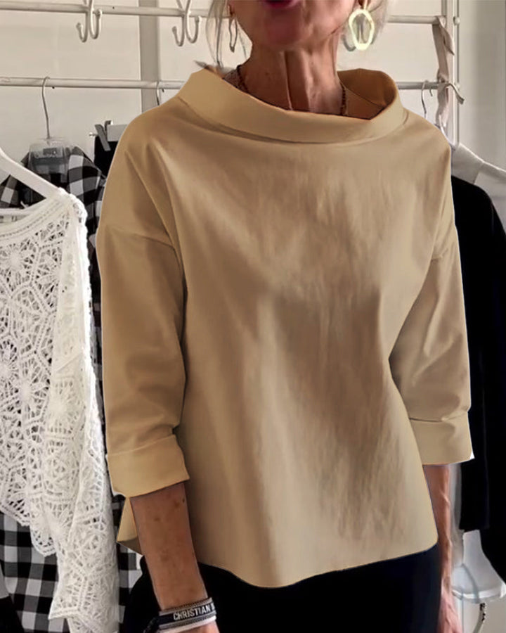 Moda atemporal: blusa femenina elegante con cuello alto, un top versátil para mujer chic.