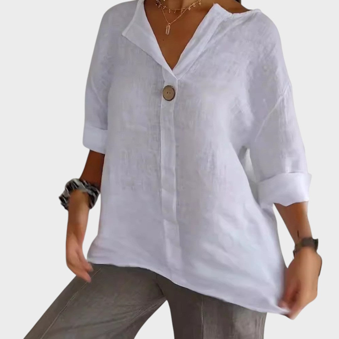 Detalle de blusa de lino con escote V para mujer. Estilo relajado y casual, muy cómoda para el día a día.