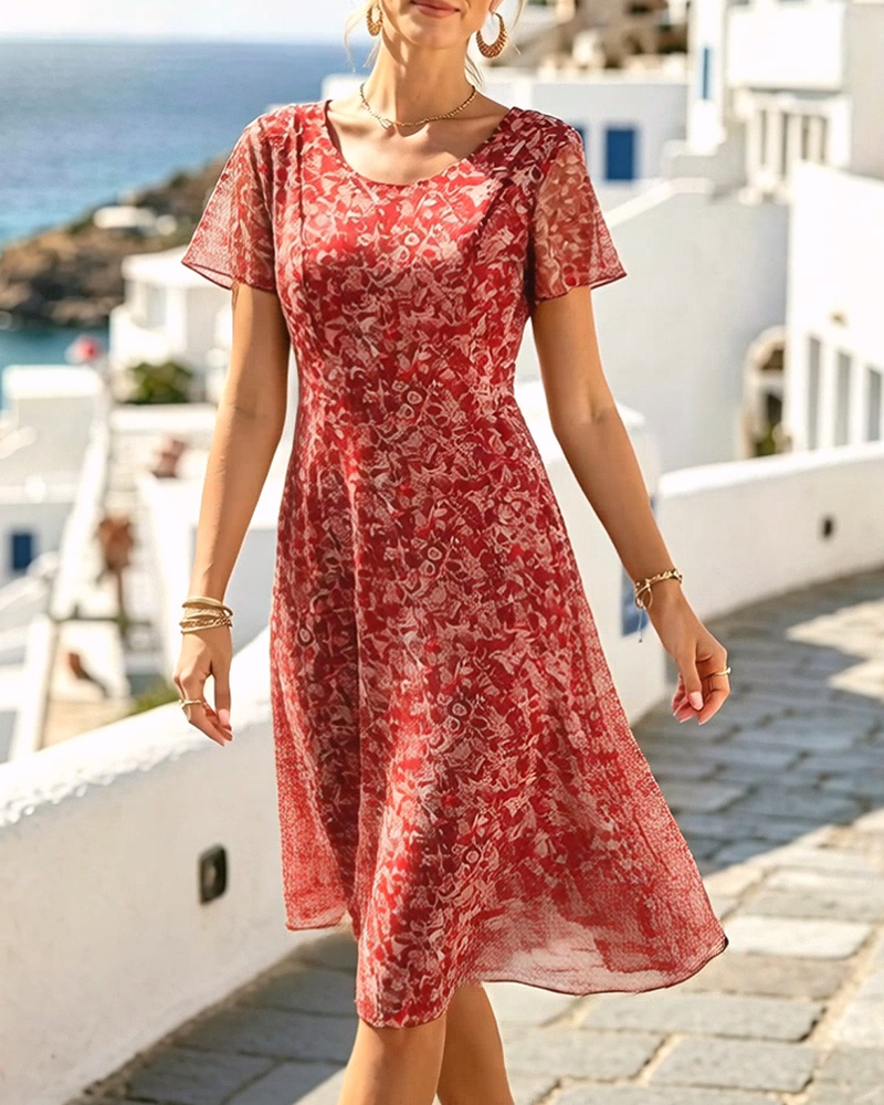 Vestido de verano con diseño floral, corte A, mangas cortas. Perfecta moda femenina casual.