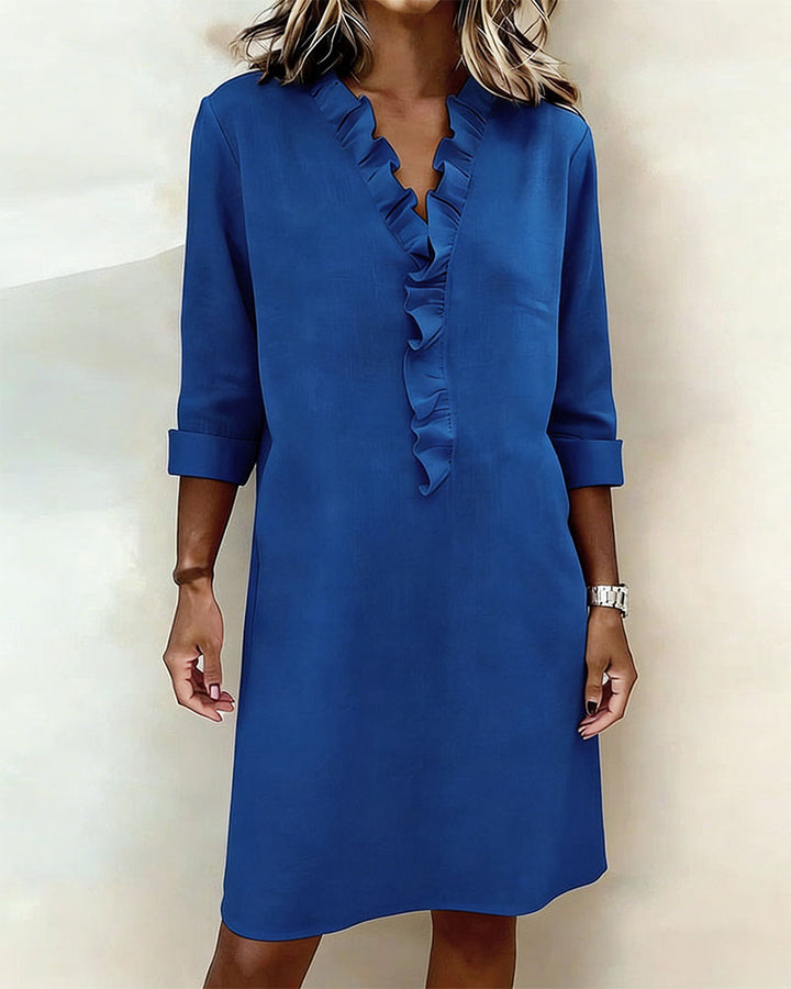 Vestido recto de mujer con escote V y volantes. Look casual elegante, cómodo para el día a día.