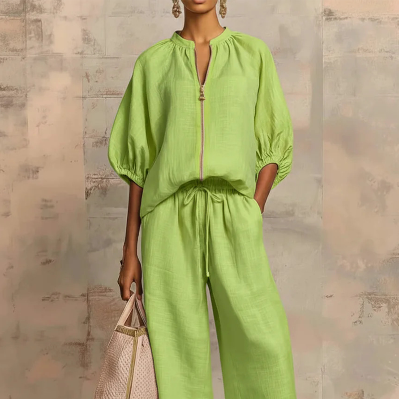 Pantalón fluido de tiro alto y blusa suelta con cremallera. Conjunto femenino cómodo para cualquier ocasión.
