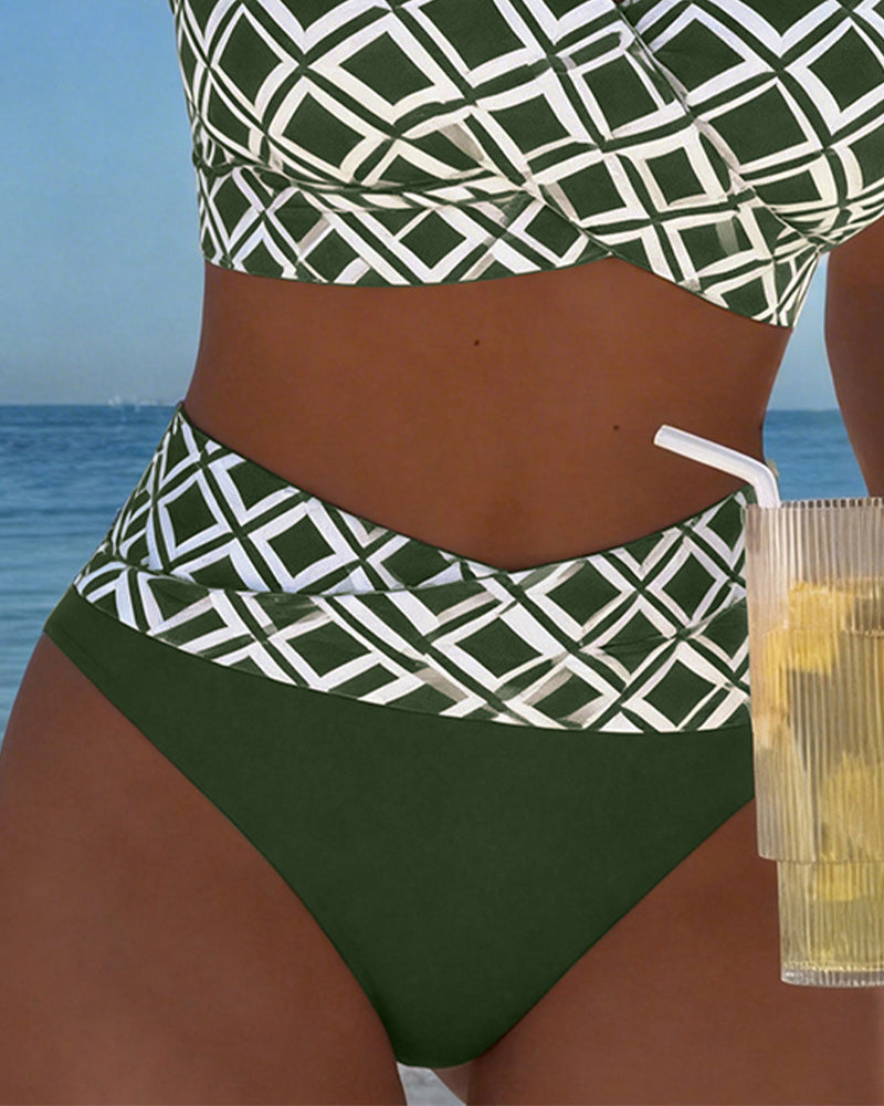 Moda baño femenina: bikini estampado geométrico, ideal para piscina y sol con total estilo.