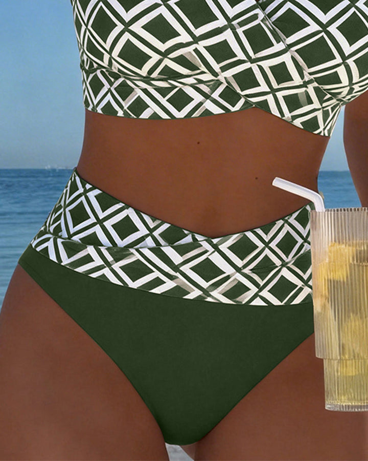Moda baño femenina: bikini estampado geométrico, ideal para piscina y sol con total estilo.