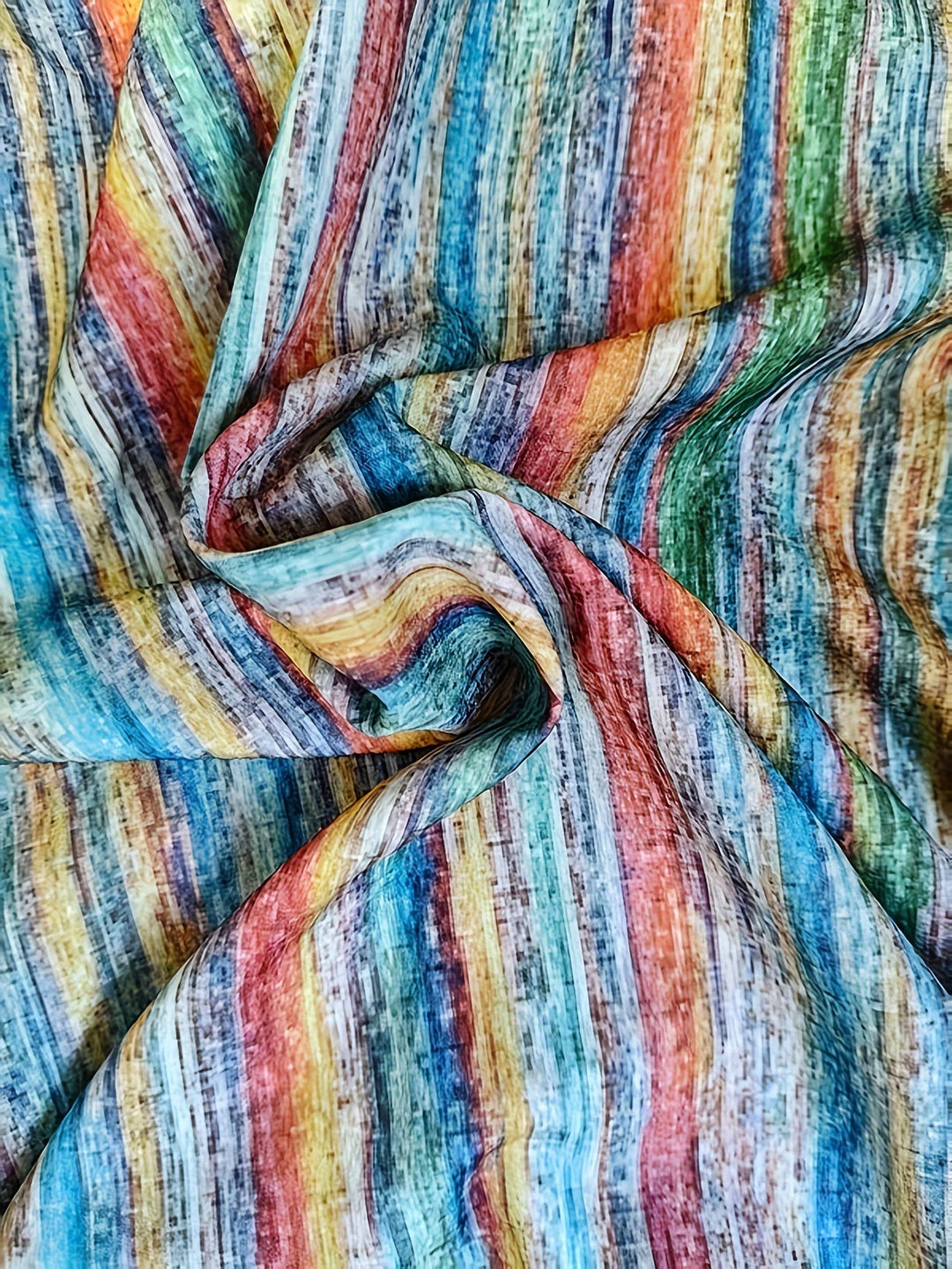 Vista frontal de camisa de mujer a rayas, manga larga, con botones. Estilo casual y elegante.