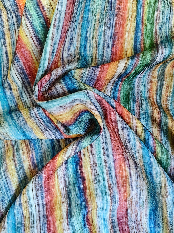 Vista frontal de camisa de mujer a rayas, manga larga, con botones. Estilo casual y elegante.