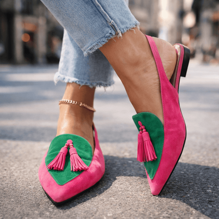 Calzado de moda: mules bicolores para mujer con pompones, una declaración de estilo moderno y elegante.