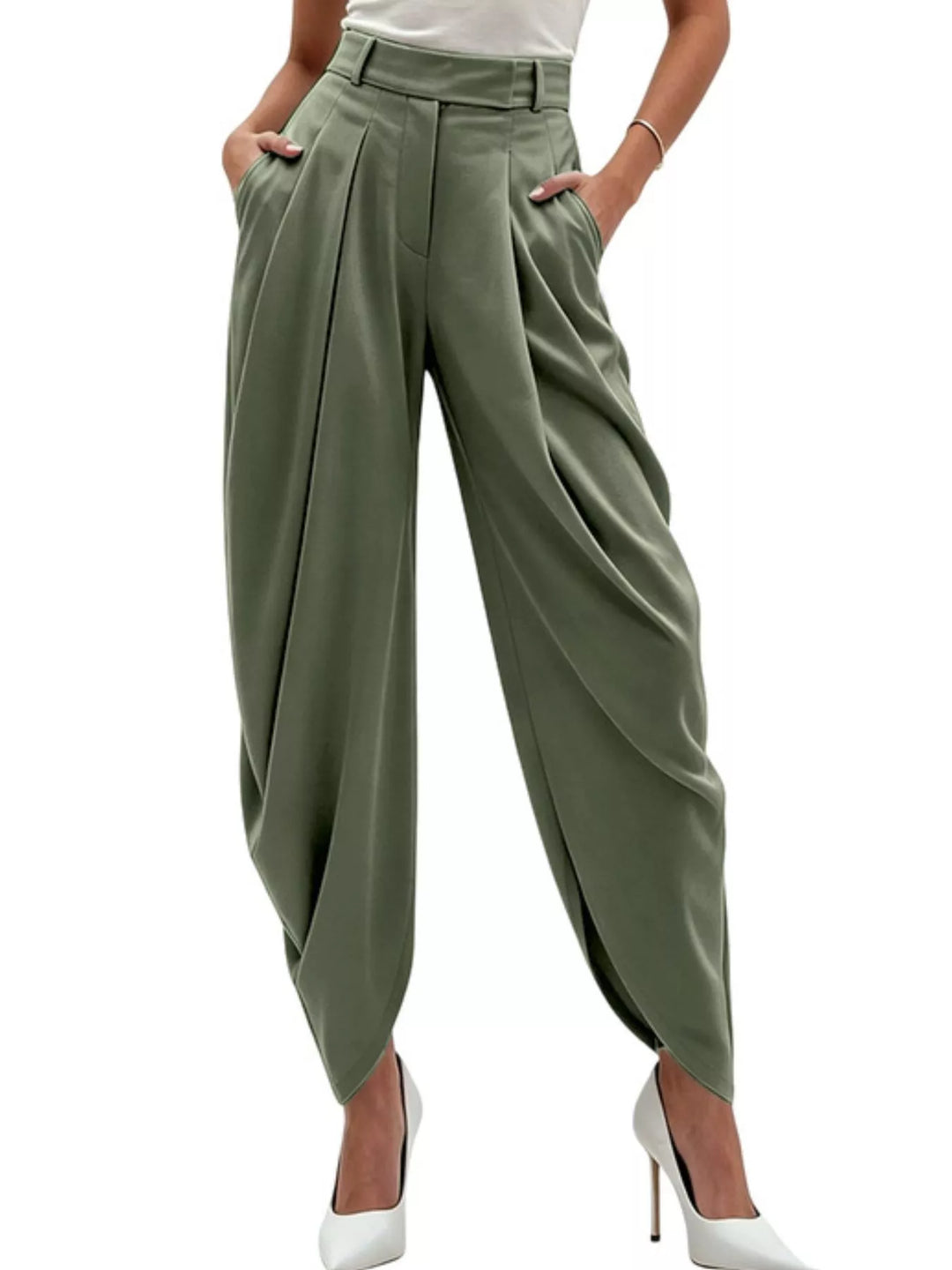 Versátil pantalón de mujer, corte ancho, tiro alto y plisado; comodidad y estilo en uno.