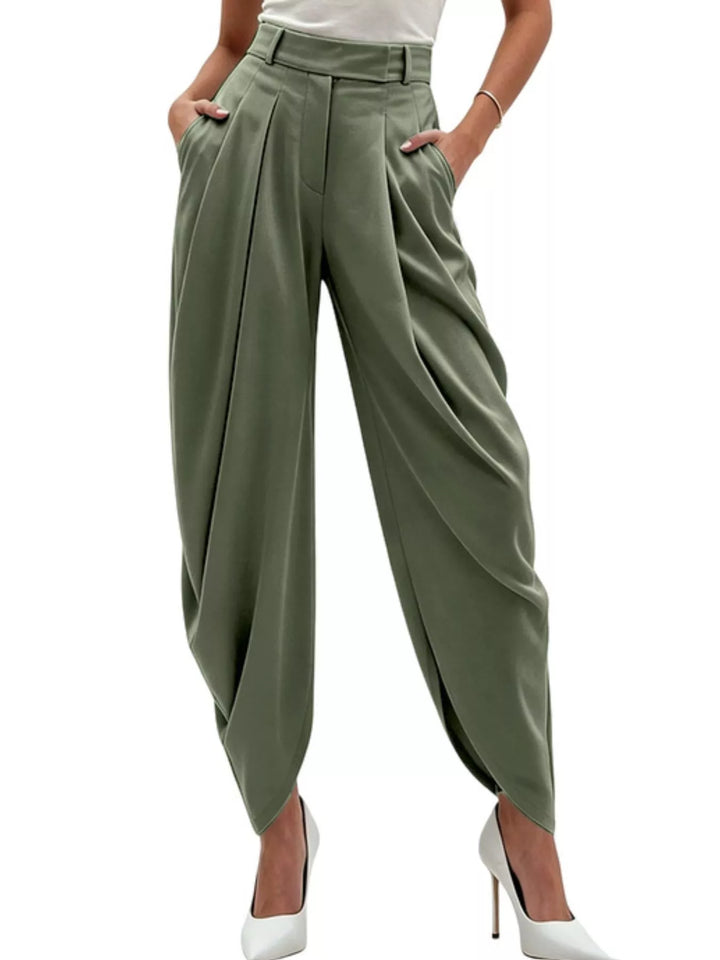Versátil pantalón de mujer, corte ancho, tiro alto y plisado; comodidad y estilo en uno.