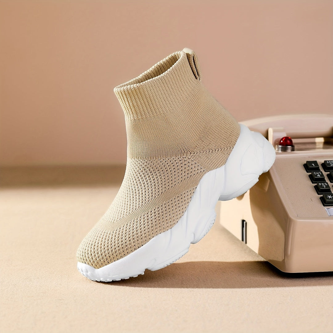 Zapatillas cómodas y flexibles para niños, diseño tipo calcetín, ideales para todo tipo de actividad.