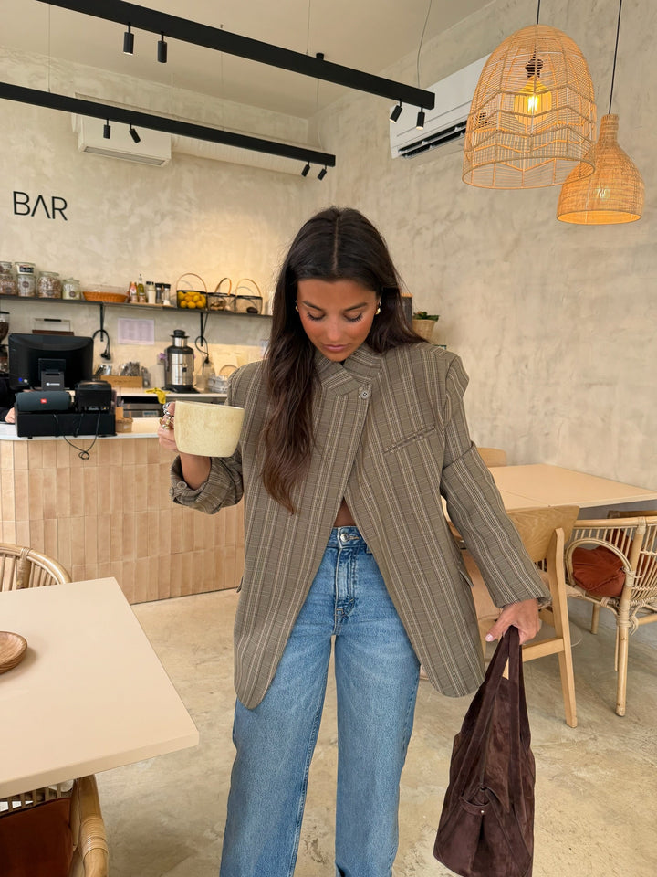 Blazer asimétrico de cuadros taupe para mujer, corte moderno y elegante, ideal para un look formal.