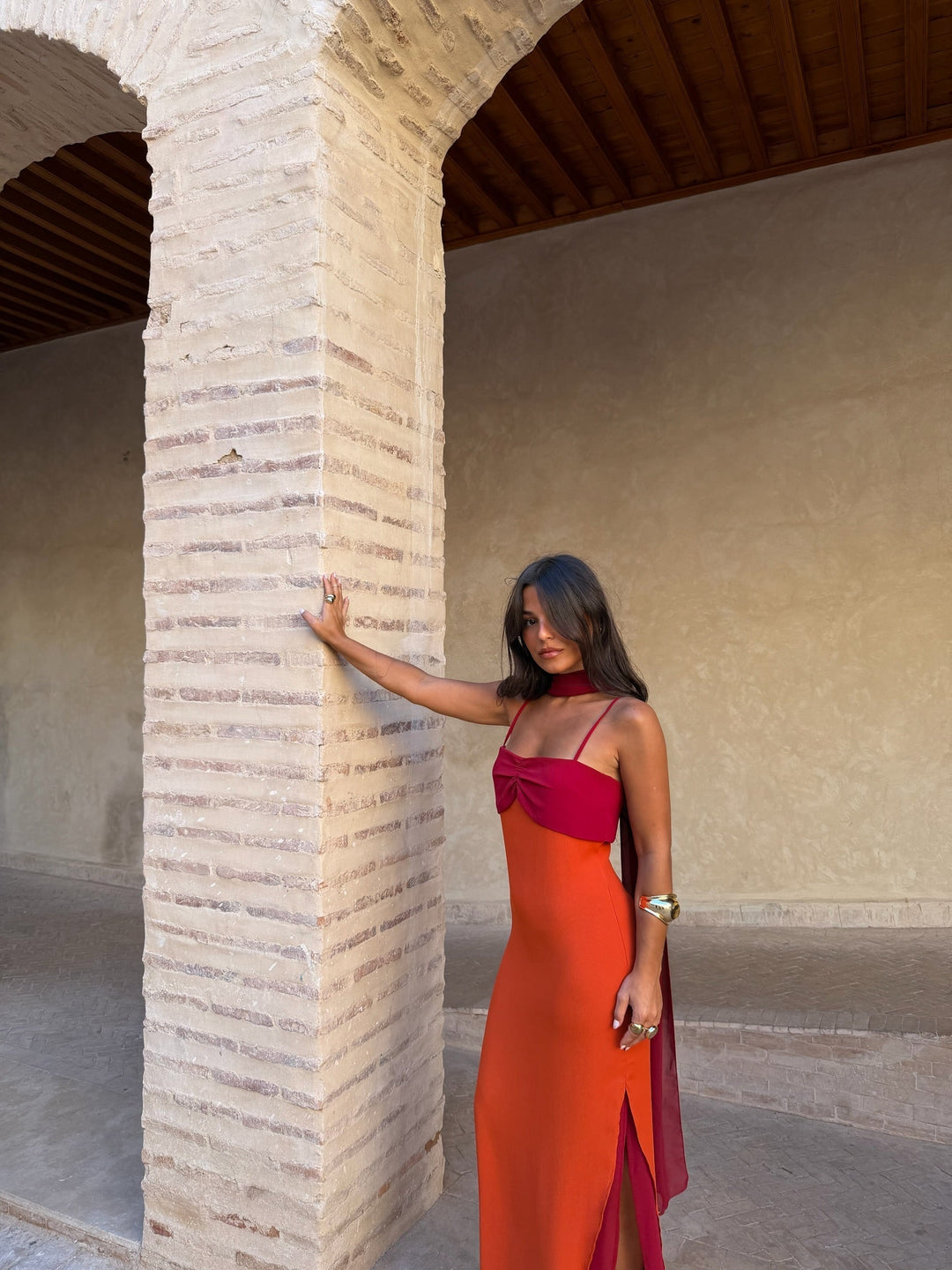 Vestido elegante de mujer bicolor, estilo largo con fular. Perfecto para eventos especiales y moda chic.