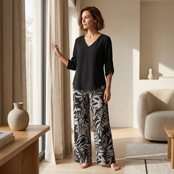 Elegante conjunto de blusa cuello V y pantalón estampado moderno para mujer. Ideal para un estilo chic.