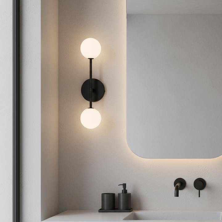 Lámpara de pared LED de diseño minimalista en dorado, proporciona luz suave para un ambiente relajante.