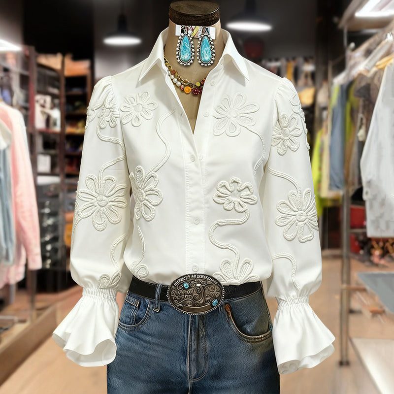 Blusa floral de mujer con cuello chal. Diseño elegante y casual, ideal para moda femenina versátil de temporada.