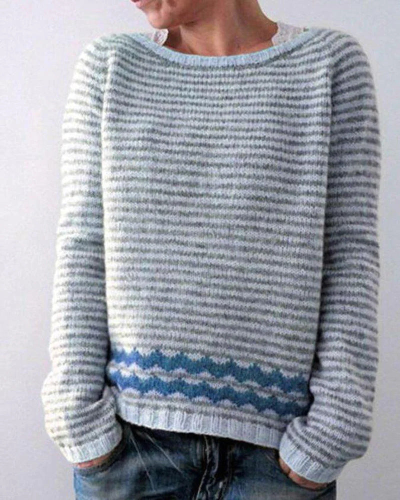 Detalle del tejido suave de un suéter casual de mujer, mostrando su calidad y confort para días fríos de otoño.